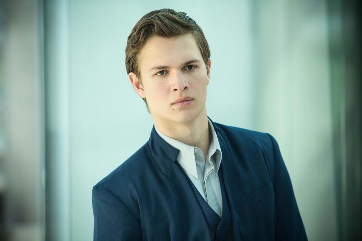 Ansel Elgort in Paris With Girlfriend Violetta Komyshan Taking Selfies With Fans (Pictures)