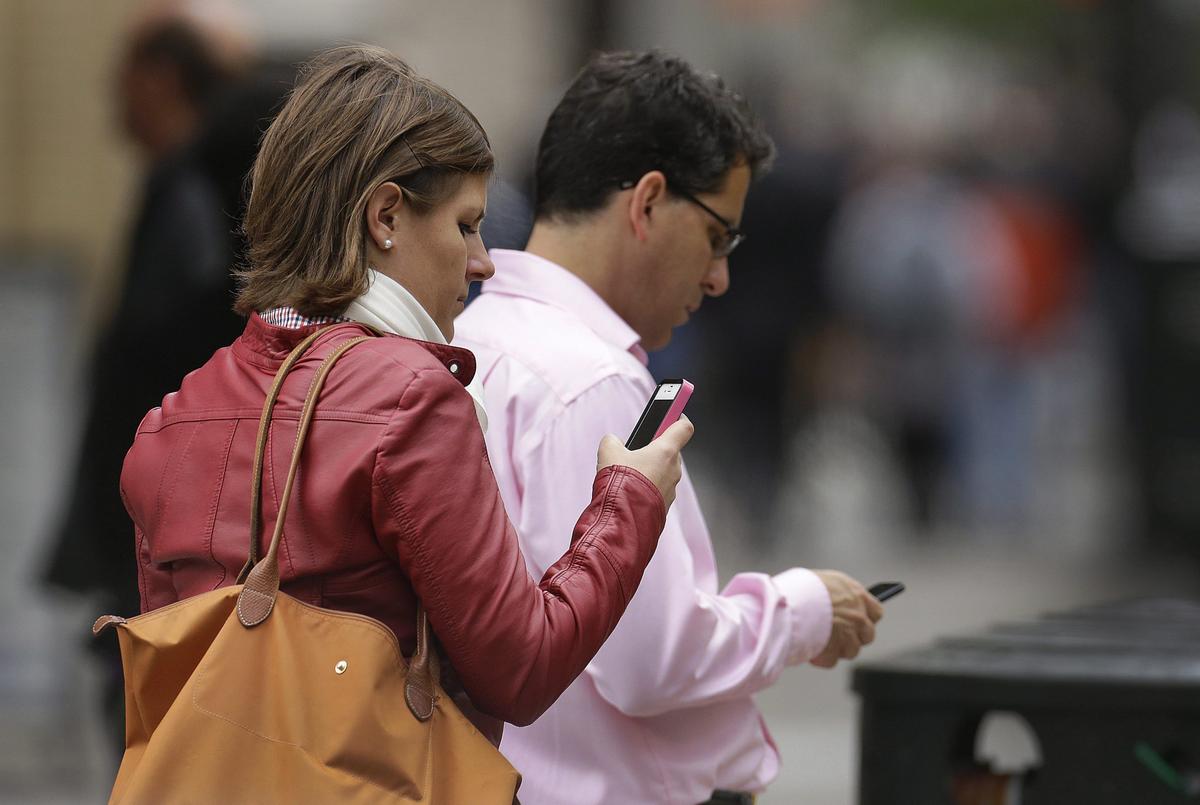 Cellphone Rates: Charges Are Dropping, But Canadians Still Pay More