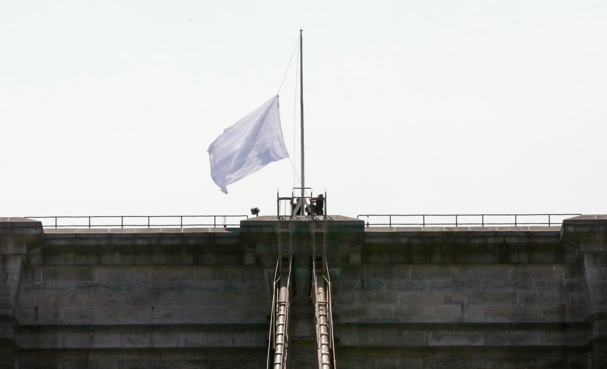 Mysterious White Flags Atop the Brooklyn Bridge Were Bleached