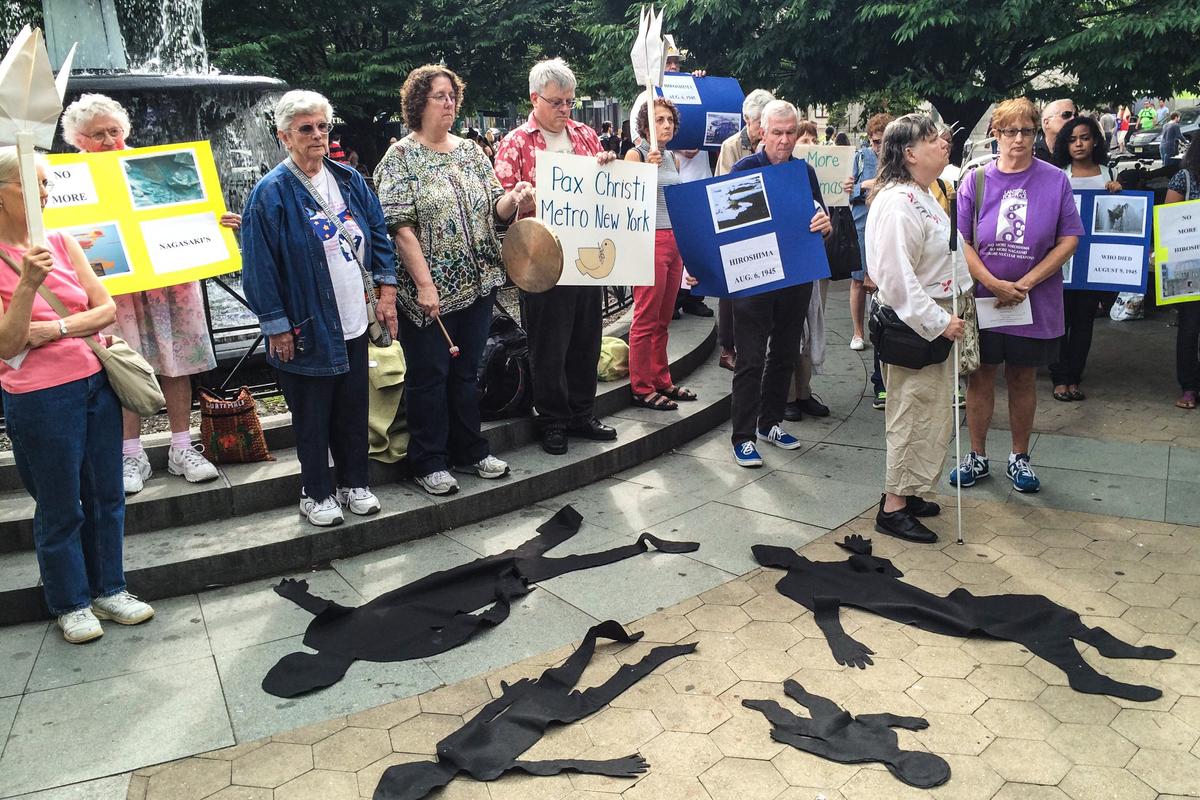 In Greenwich Village, a Vigil for the Victims of Atomic Bombing