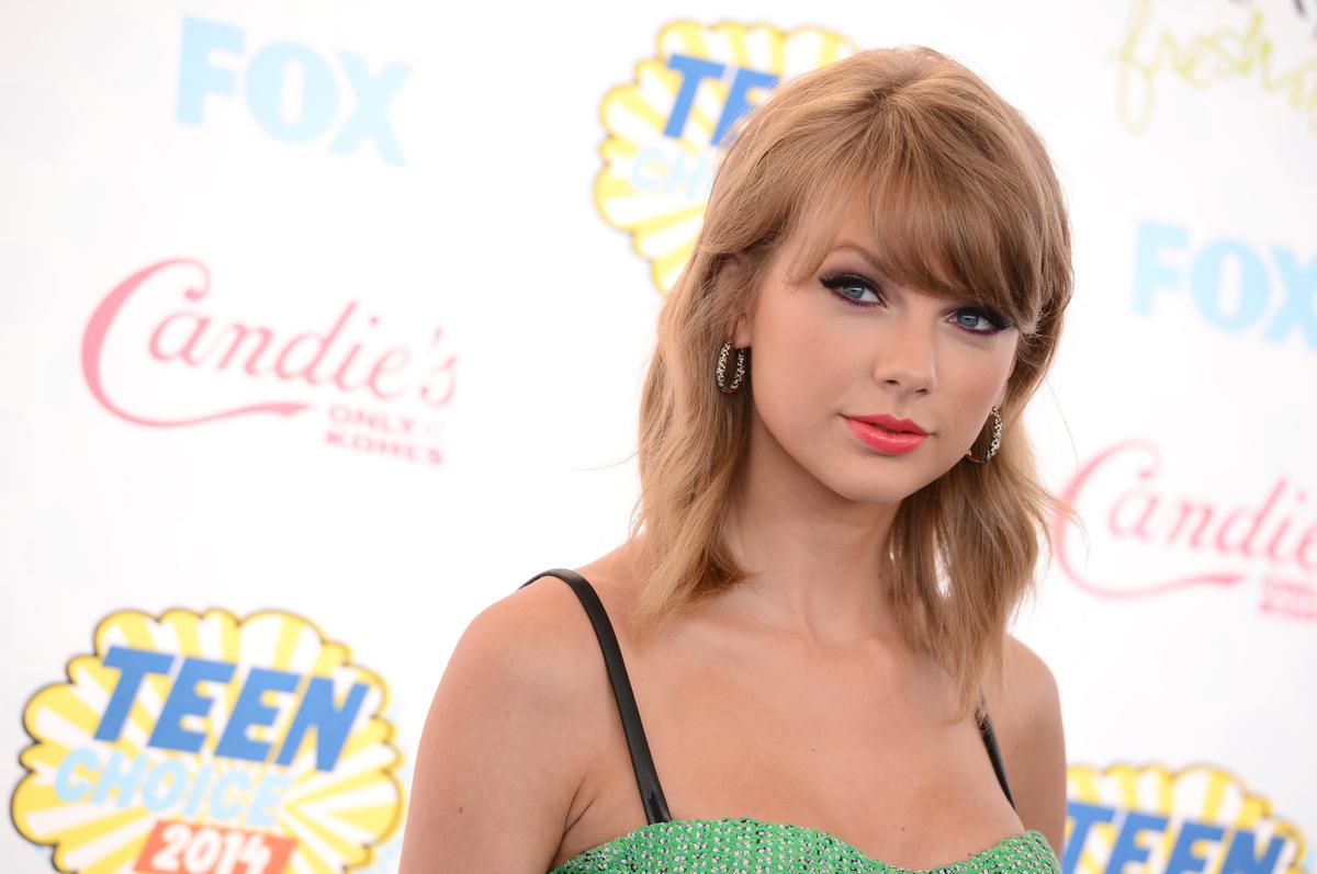 Taylor Swift Has 100 Fans Who Kept ‘Shake It Off’ Video a Secret