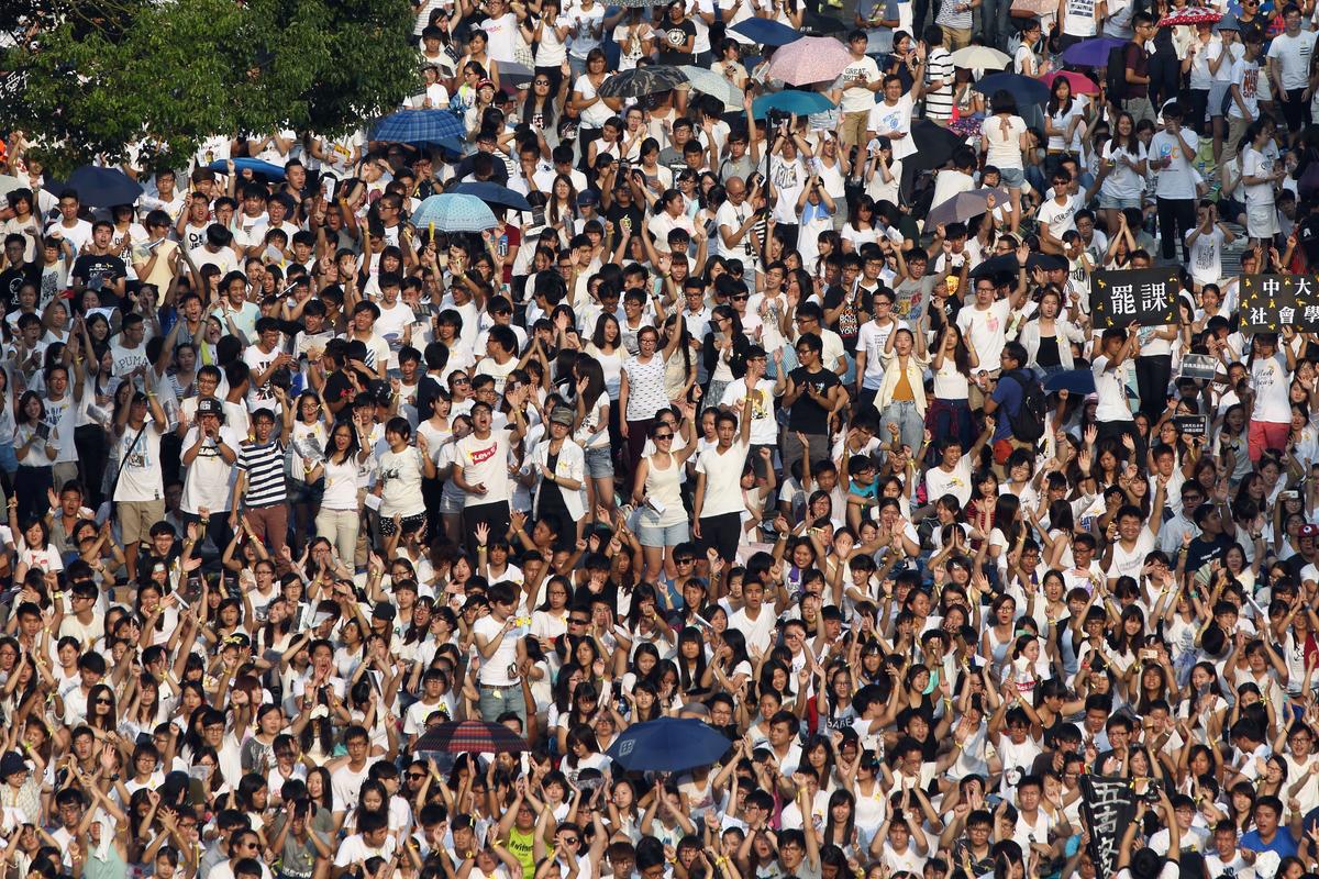 Calling for Democracy, Over 10,000 Students Boycott Classes in Hong Kong