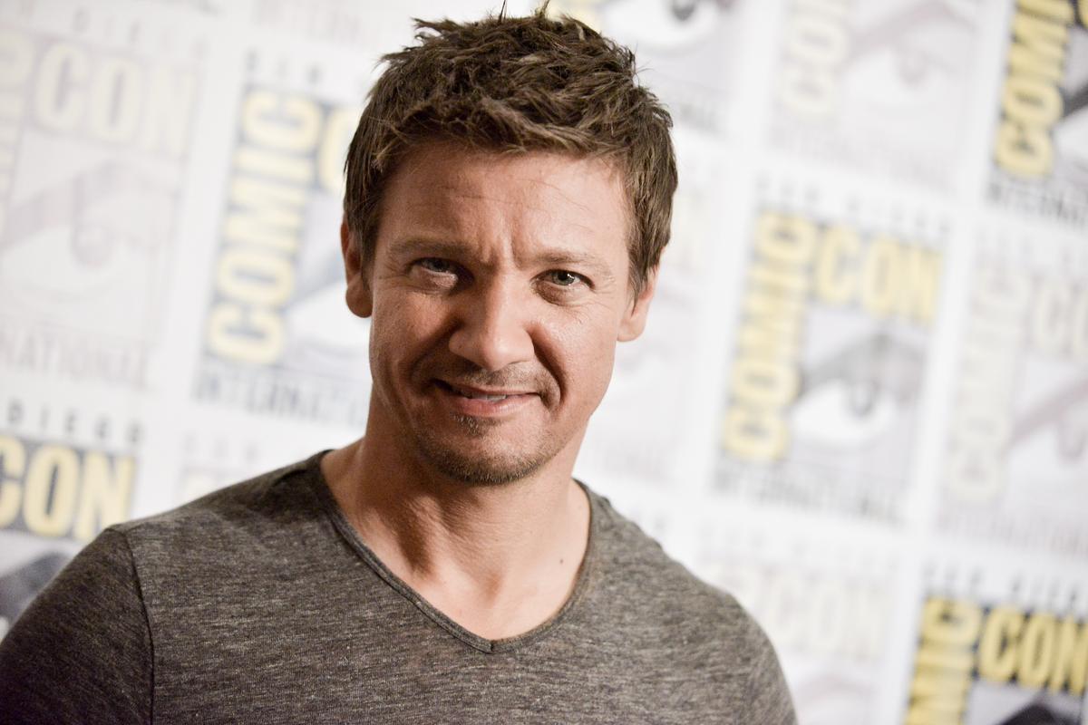 Jeremy Renner Married Model Girlfriend; Keeps Family Away From Paparazzi 