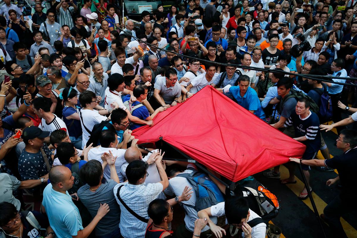 Pro-Beijing Thugs Beat Students in Hong Kong Streets