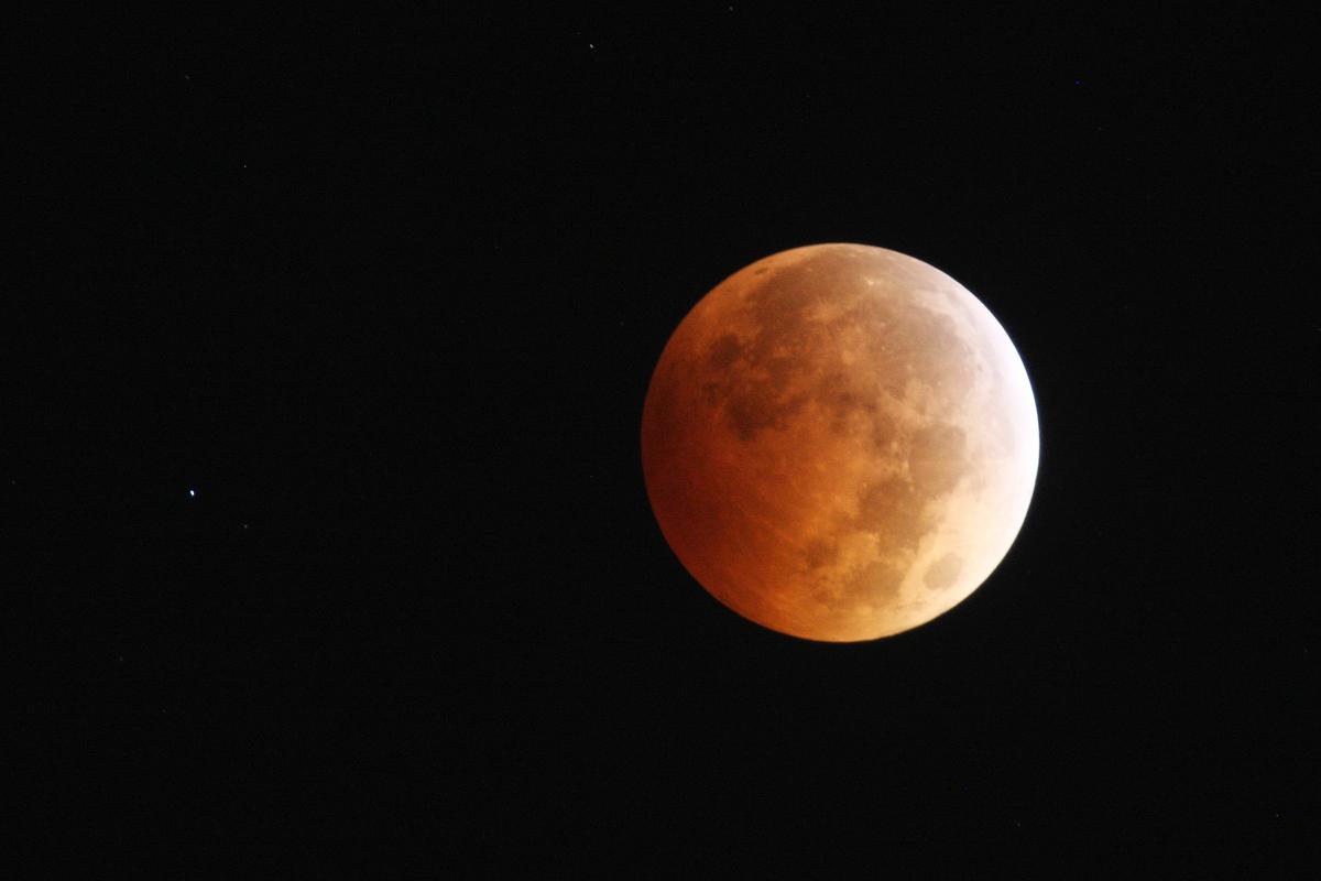 Blood Moon Pictures Today: Total Lunar Eclipse and Blood Moon Photos 