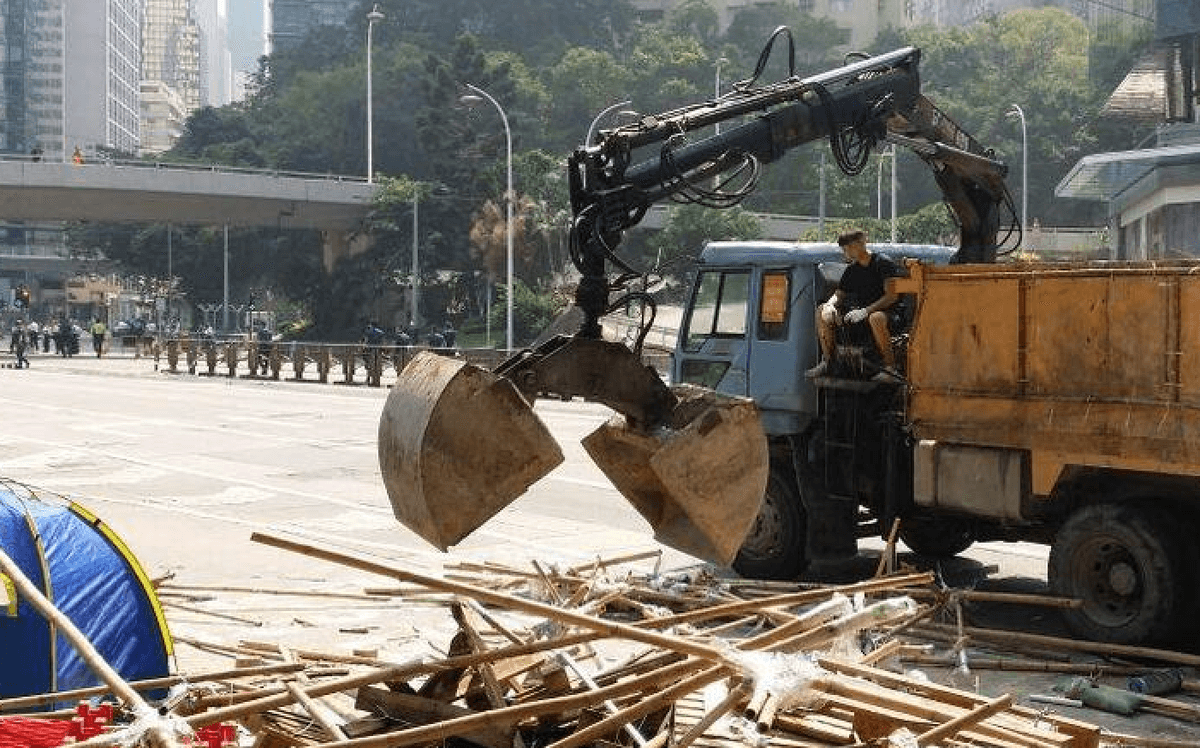 Hong Kong Police Take Down Barricades
