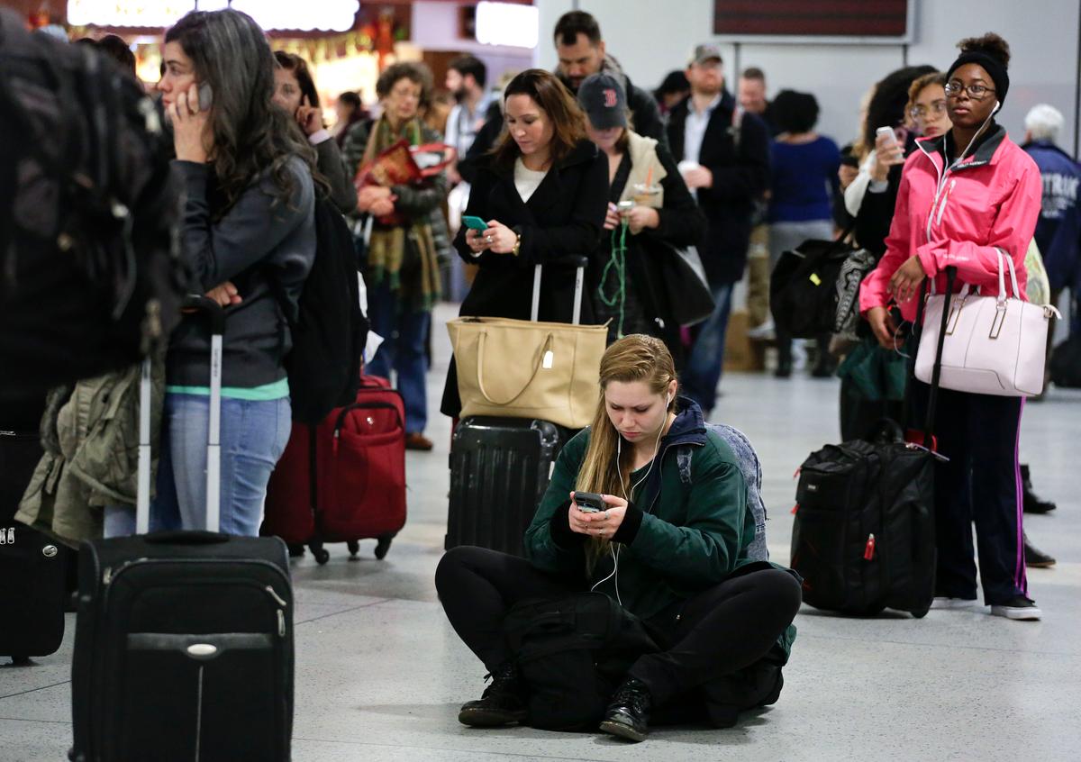 Sloppy Weather Slows Thanksgiving Travelers