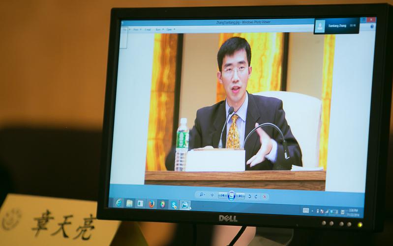 Zhang Tianliang, a Chinese history professor, political commentator, and writer, speaks about how the social movement “Tuidang” (quitting the party) will lead to the collapse of the Chinese regime. (Li Sha/The Epoch Times)