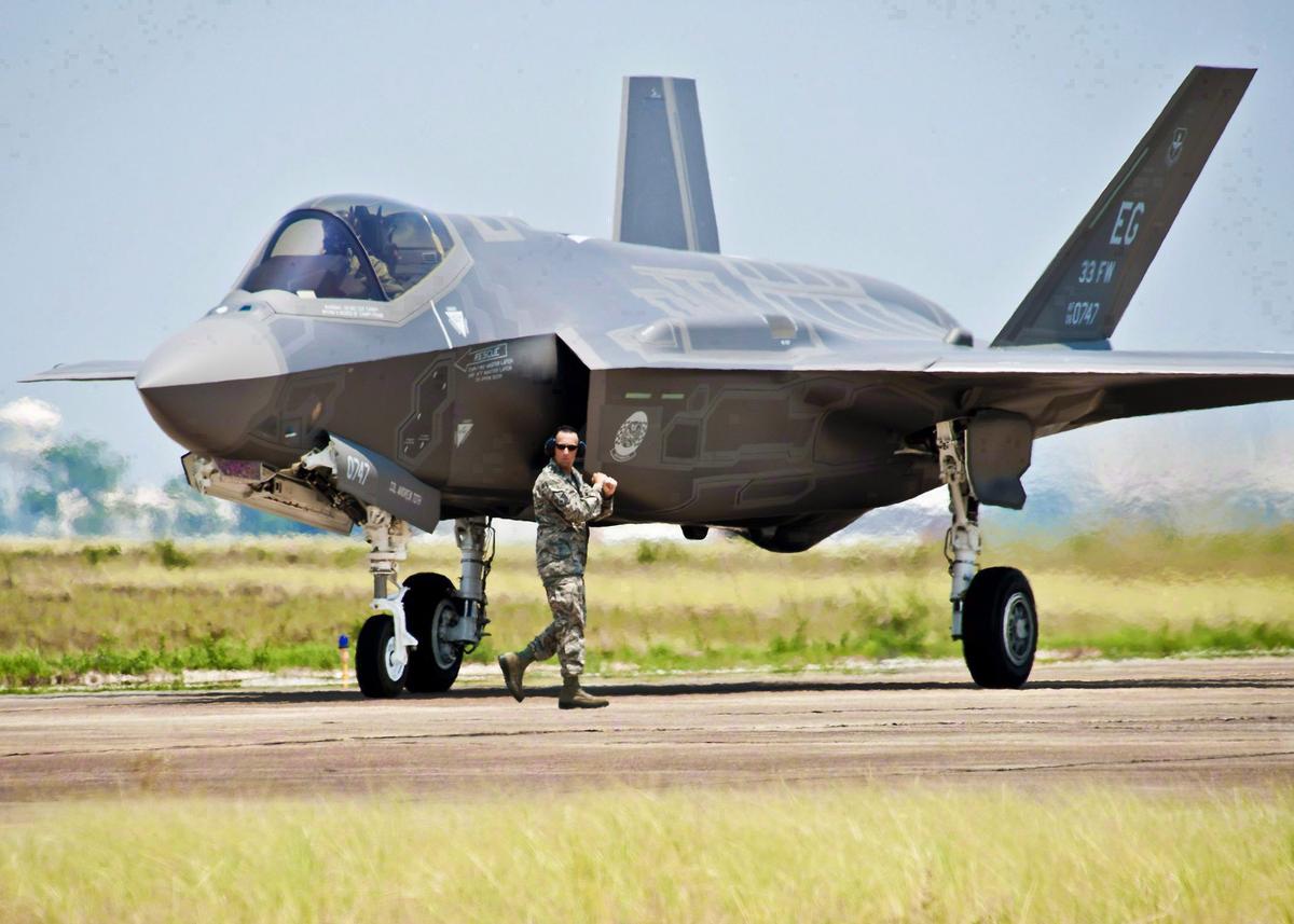 New Cold War? F-35 Lightning II Would Lose to J-31 Fighter Jet, Official Claims
