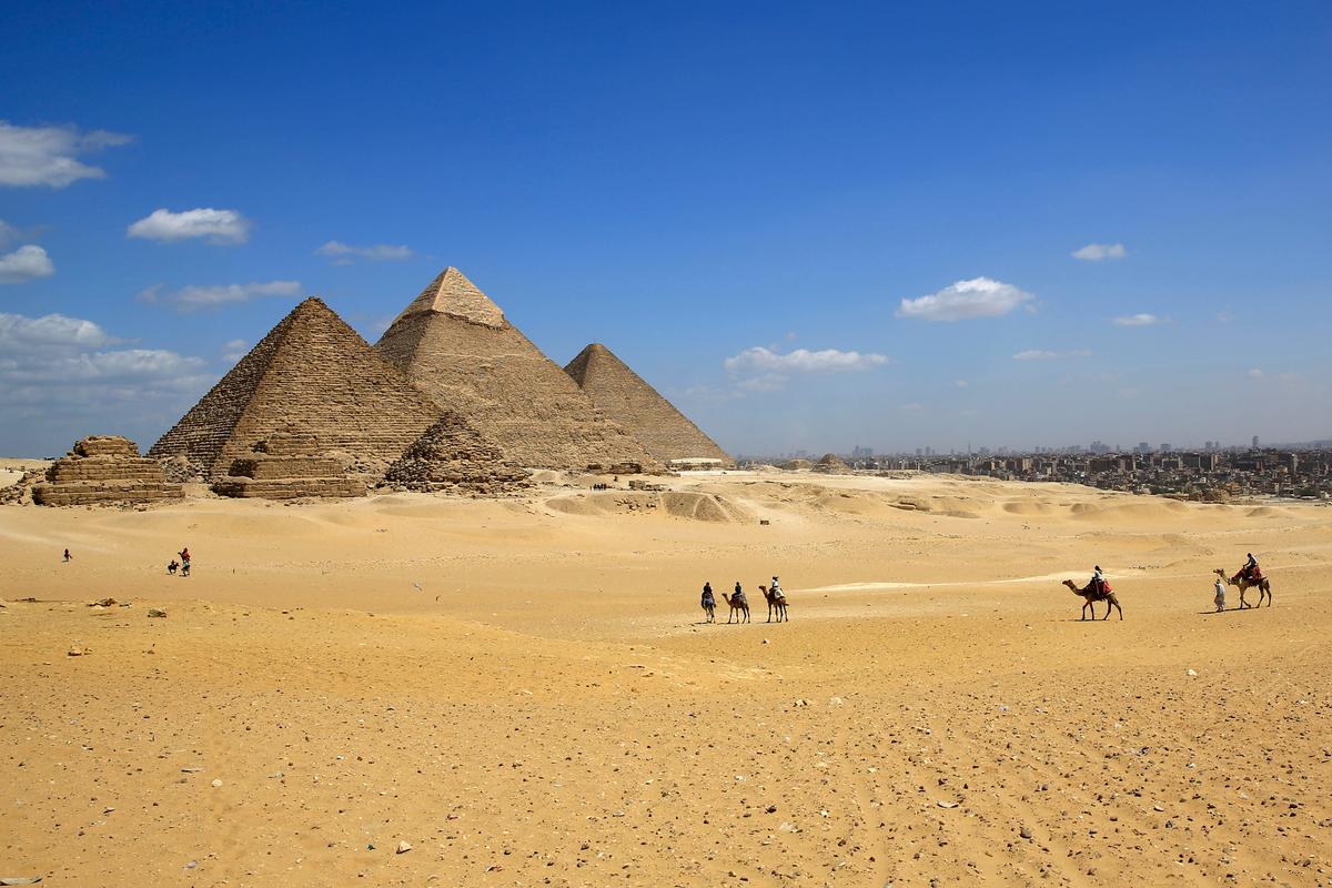 Egypt Arrests 3 for Selling Stones From Giza Pyramids