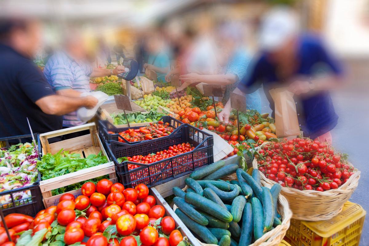 How to Avoid Pesticides on Your Food (Infographic)