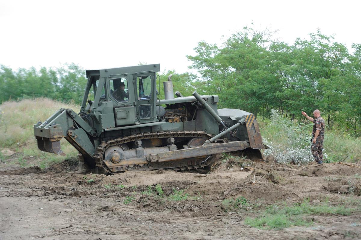 Hungary Starts Building Anti-Migrant Fence on Serbian Border