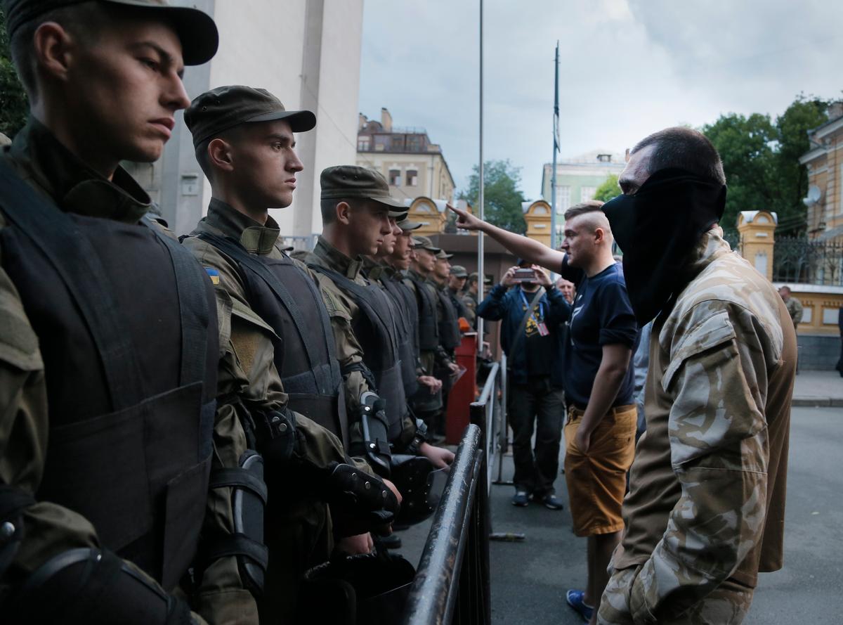 Hundreds of Ukrainian Right-Wingers Rally Against Kiev Govt