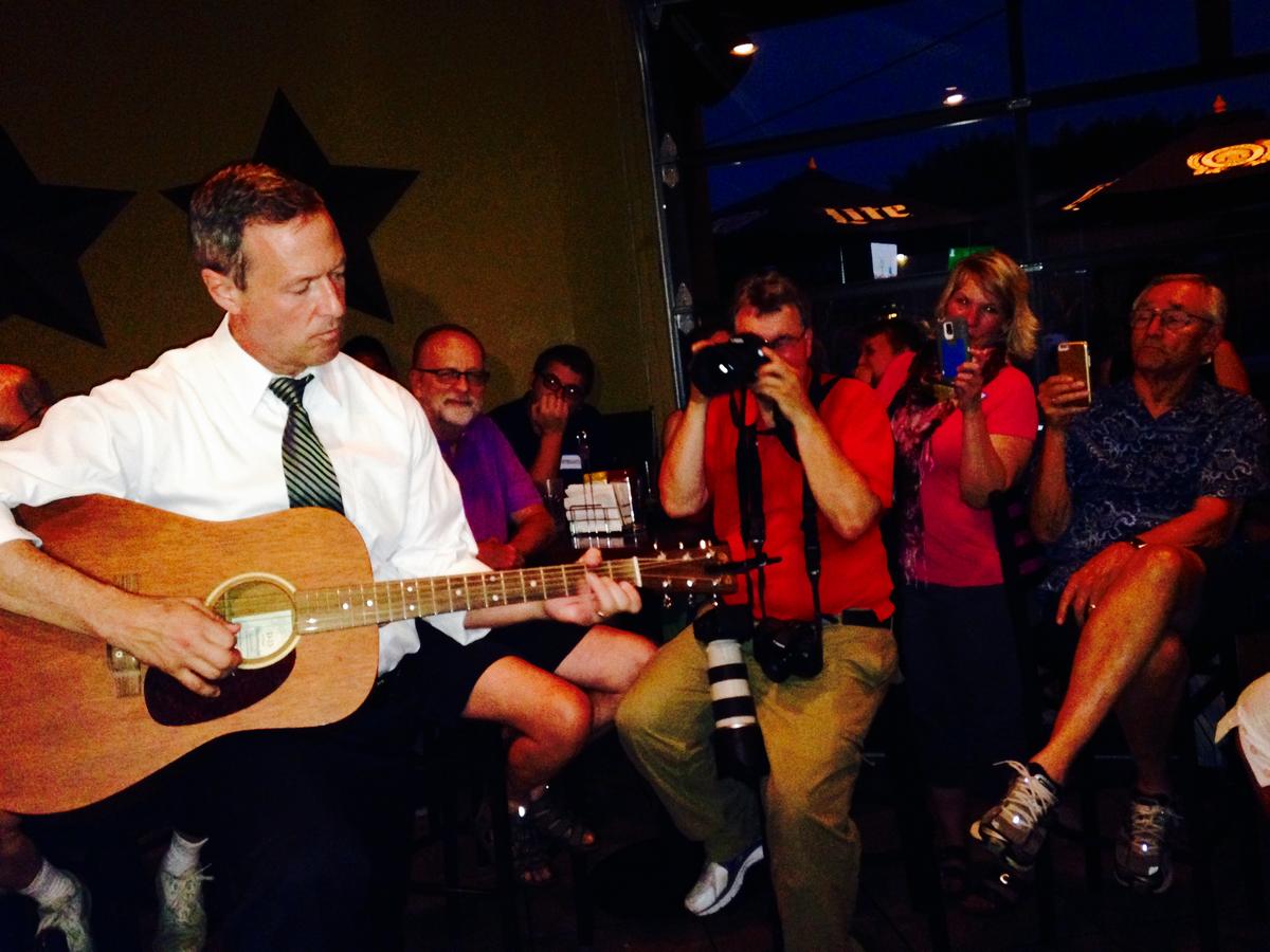 Democrats Woo Activists in Key Des Moines Neighborhood