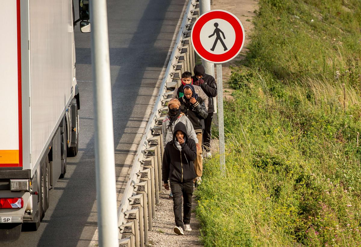 Migrants Surge Across Balkans to Beat Hungary’s Razor Fence