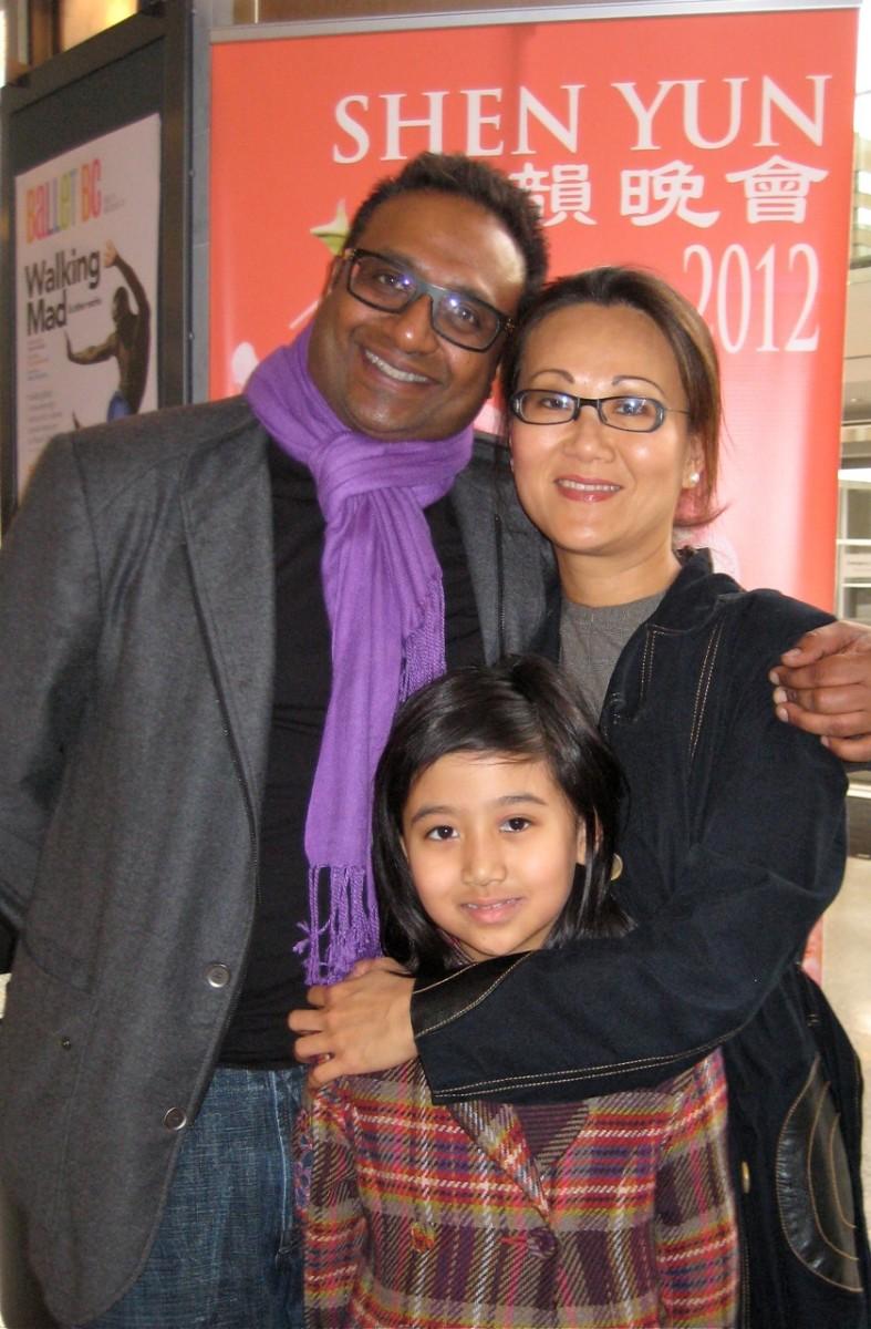 Dentist and Family Find Shen Yun Backdrops ‘a very nice concept’