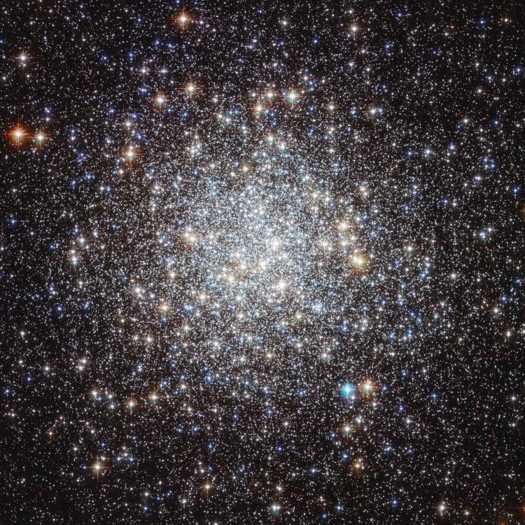Hubble Zooms In on Messier 9