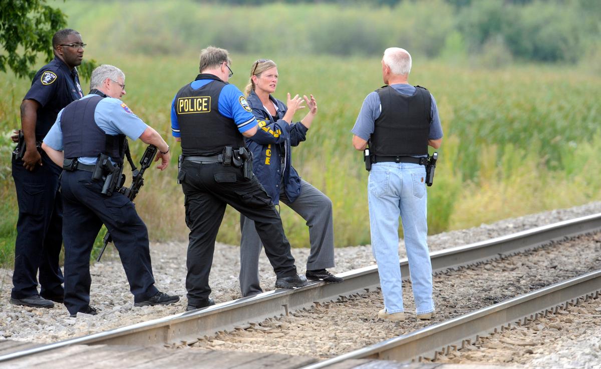 Hunt for 3 Suspects in Illinois Officer’s Death Continues