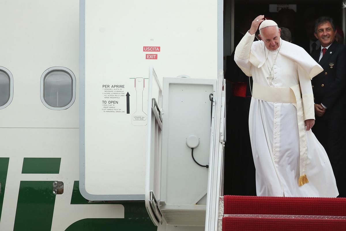Pope Francis Arrives in US, Faces a Polarized Country