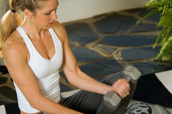 <span class="caption">For a heavy dumbbell, it’s better to lift it with two arms and lower it with one arm to emphasise the eccentric muscle contraction.</span> (Photos.com)
