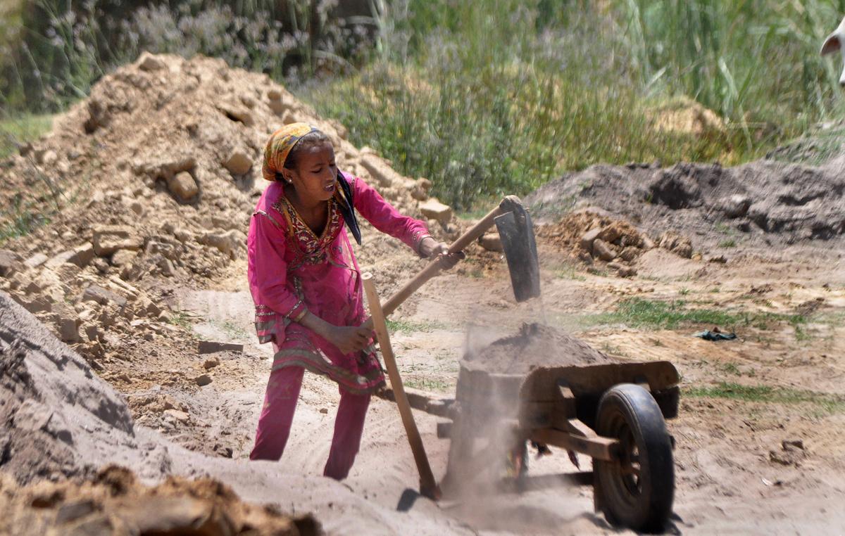 Indian Children Labour to Bring Sparkle to Make-Up