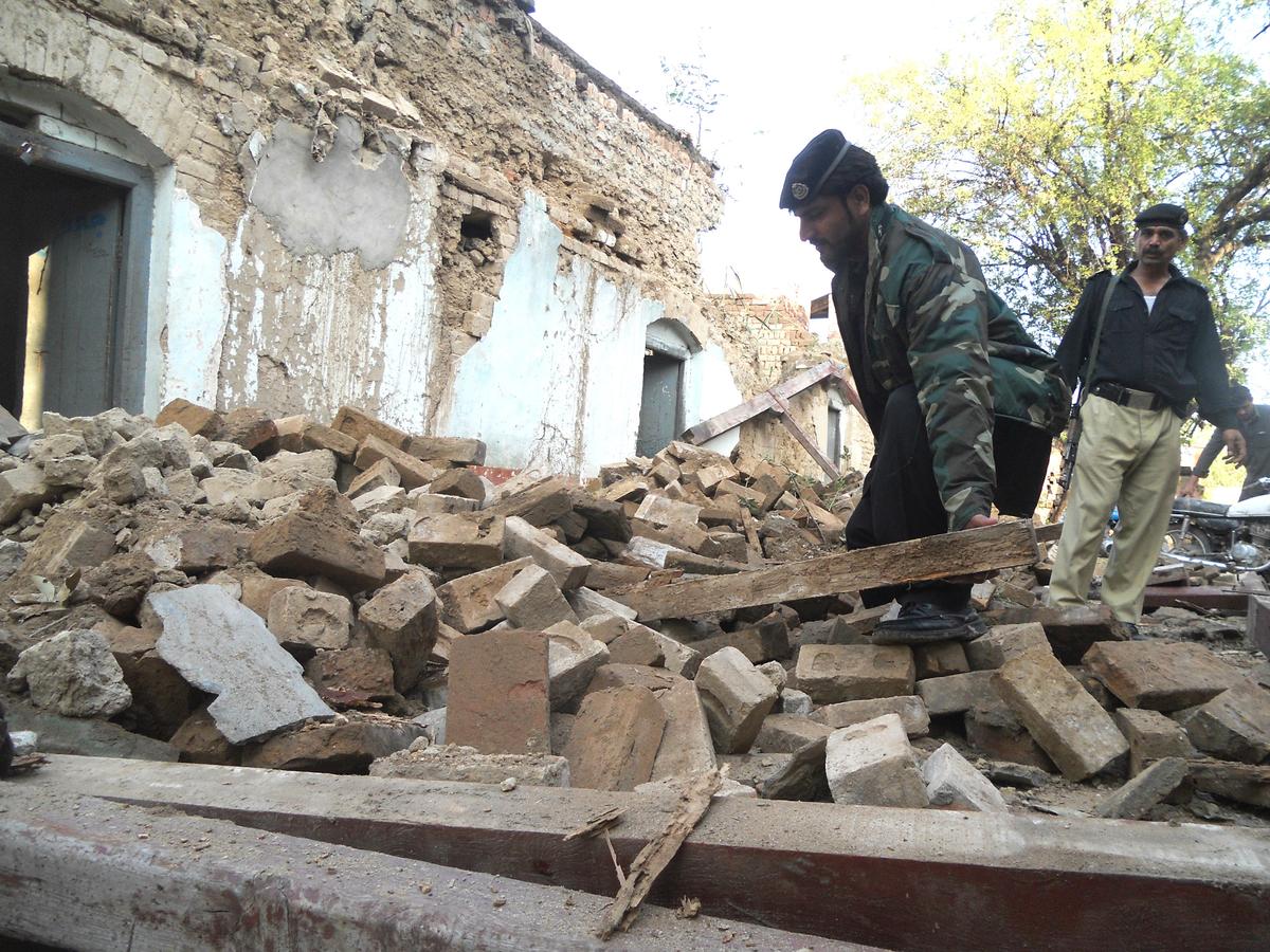 Death Toll Reaches 311 in Quake-Hit Pakistani, Afghan Areas