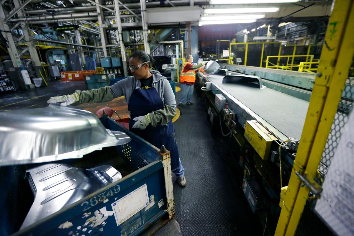 Ford Workers Narrowly Approve New Contract With UAW