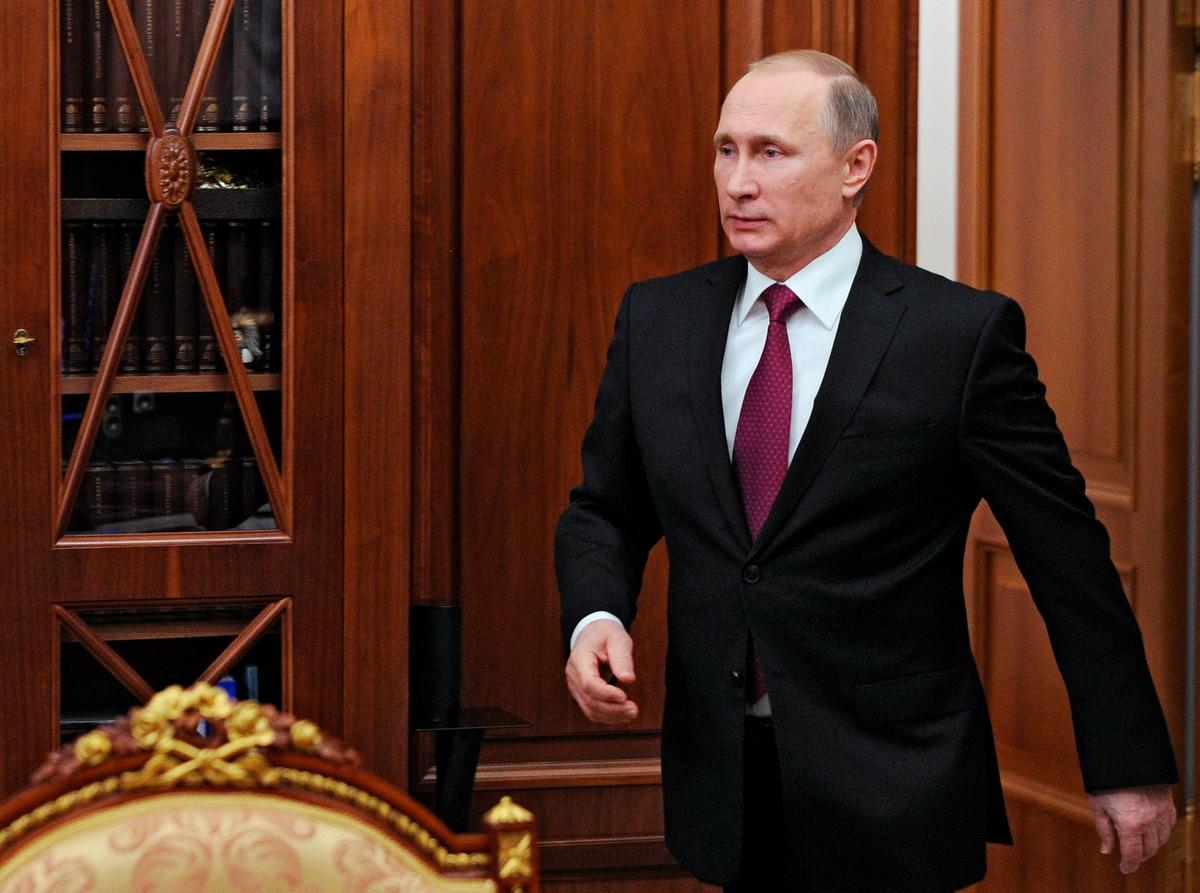 Russian President Putin’s ‘Distinct’ Way of Walking Could Be Result of Weapons Training
