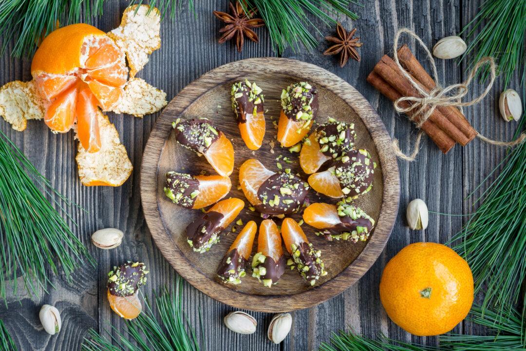 Recipe: Chocolate Dipped Clementine Fruit