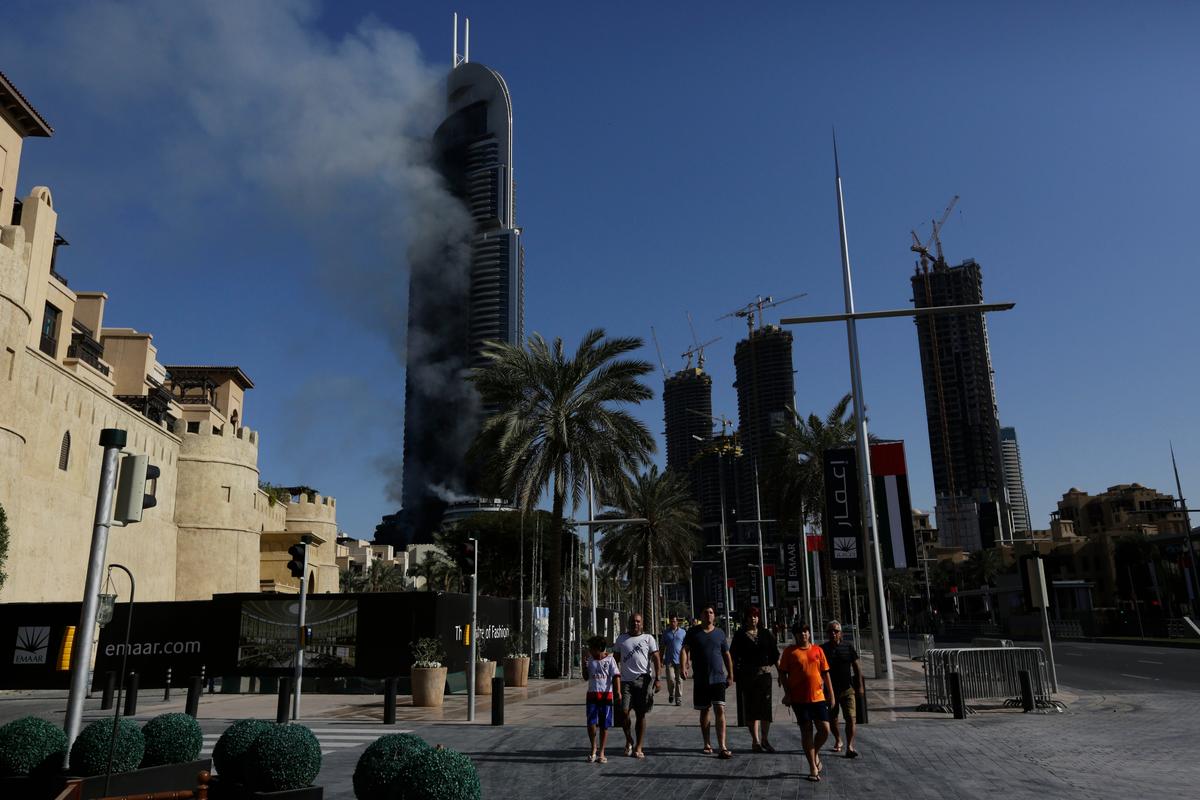 New Year’s Eve Skyscraper Fire in Dubai Smolders Into 2016