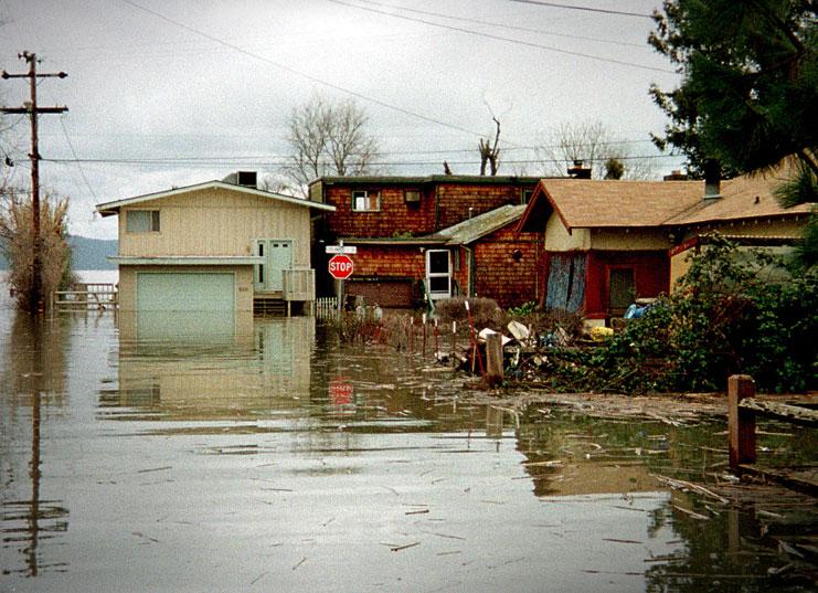 Flooding during El Niño-related weather in Clear Lake, Calif., on March 1, 1998. (Dave Gatley/FEMA)