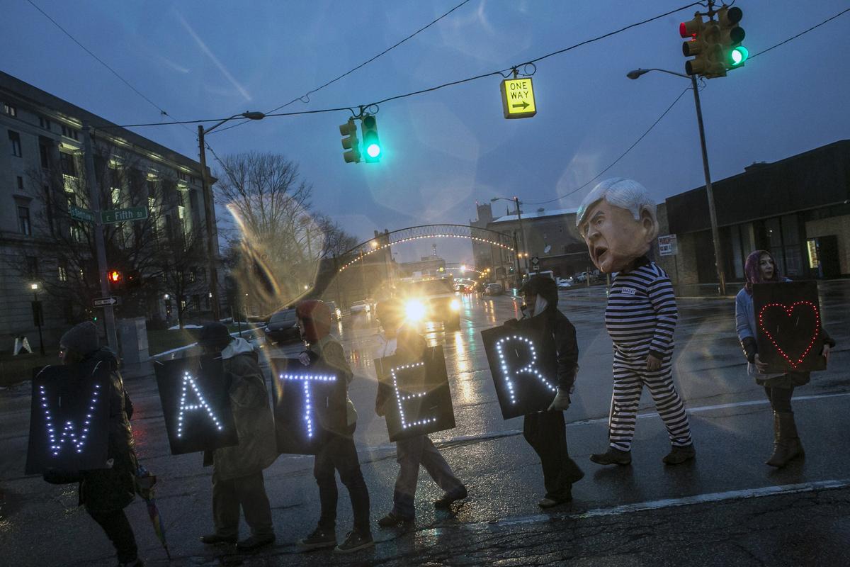 Flint, Michigan Residents to Begin Receiving Bottled Water 4 Days After State of Emergency Declared