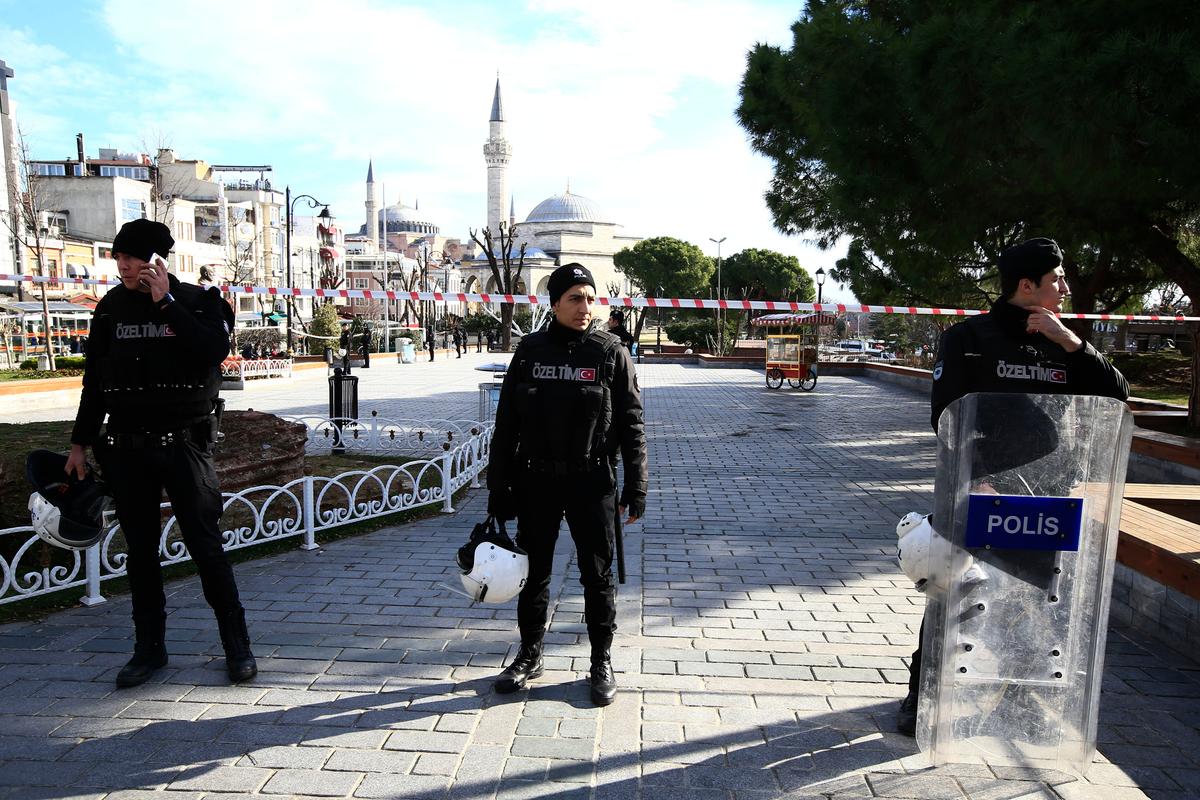 Suicide Bomber Kills 10, Wounds 15 in Istanbul Tourist Area