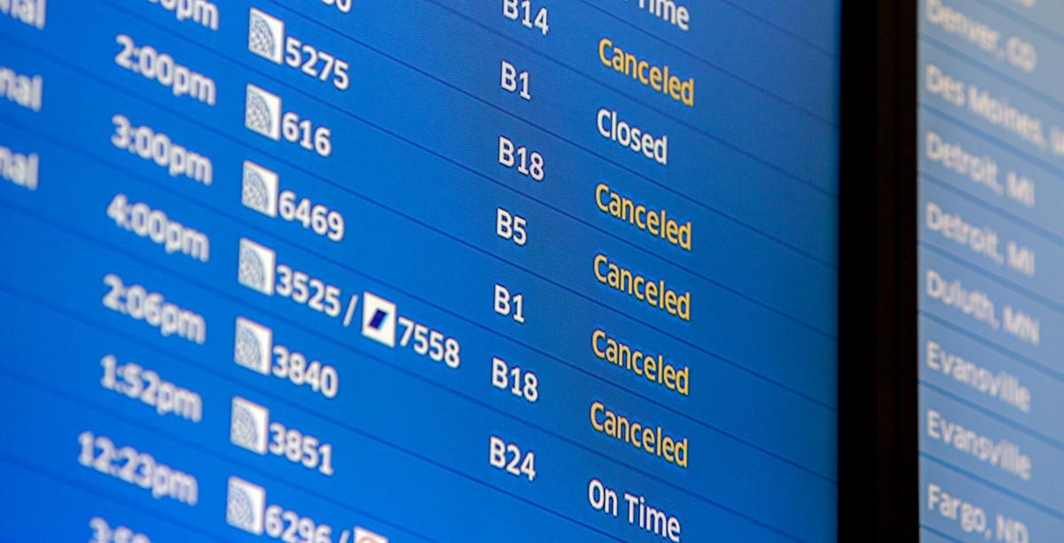 Airlines Start to Cut Monday Service in Wake of Snowstorm
