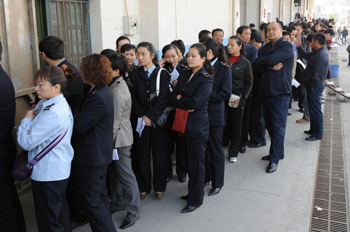 Watch: Chinese Woman Screams Down Scammers in a Beijing Hospital