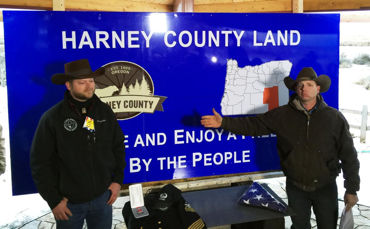 Journalists Back Away From Oregon Militia Standoff as FBI Surrounds Buildings: ‘It’s Not Safe’