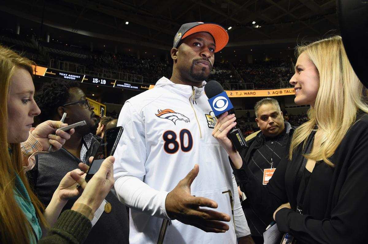 Broncos Tight End Vernon Davis Surprises 18-Year-old Cancer Patient With Super Bowl Tickets