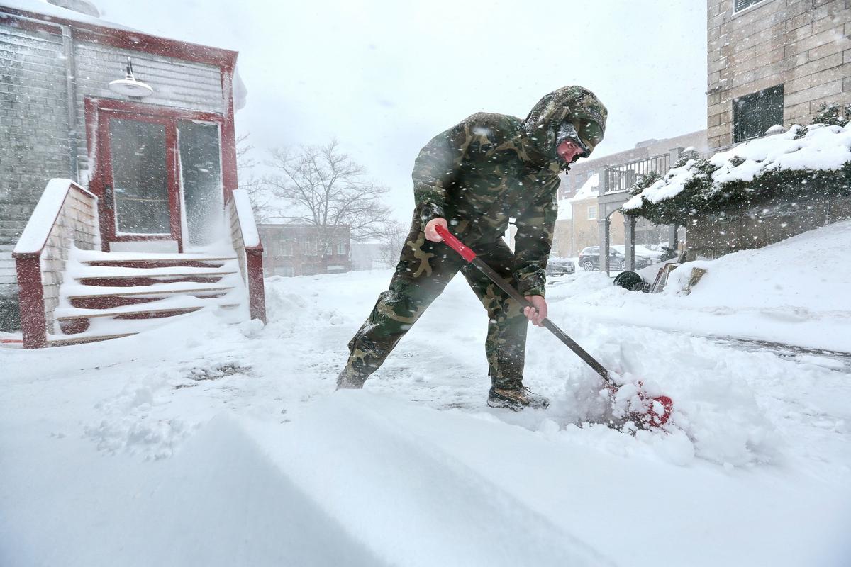 New England Mops up as Snow Falls on East Coast