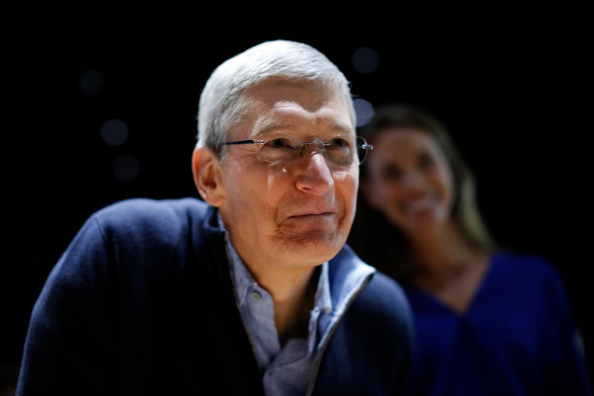 Tim Cook Tells Shareholders Apple Will Do ‘The Right Thing’