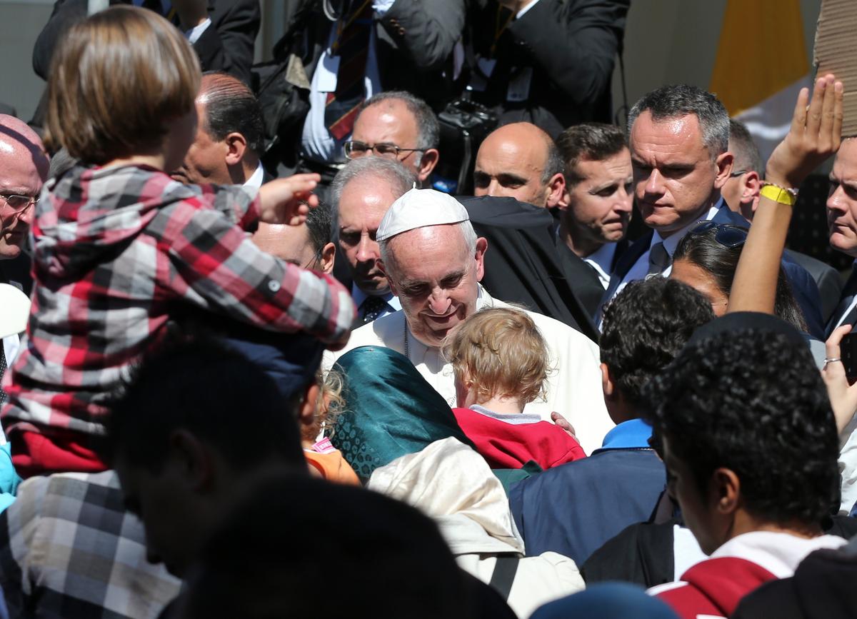 Pope Brings 12 Syrian Refugees to Italy