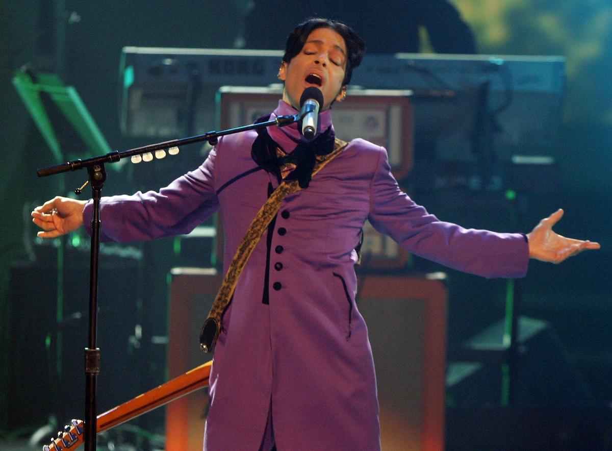 Video: Prince Covers David Bowie’s ‘Heroes’ at His Last Concert