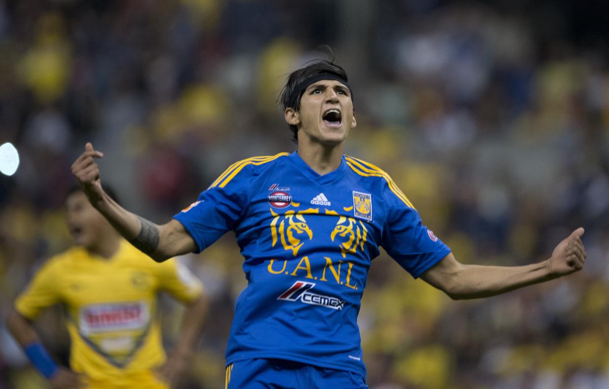 Soccer Player Alan Pulido Fights Off Kidnapper, Takes His Gun and Phone, Calls Police