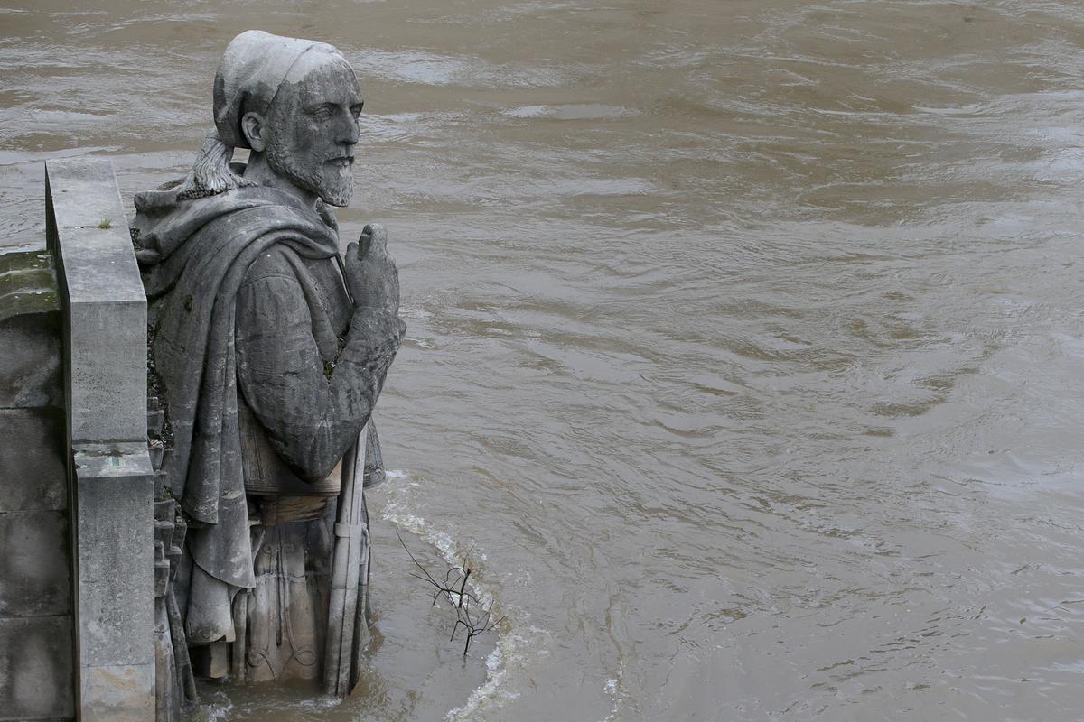 Paris Flooding Reaches Highest Peak in Decades, Louvre Closes Down to Protect Art