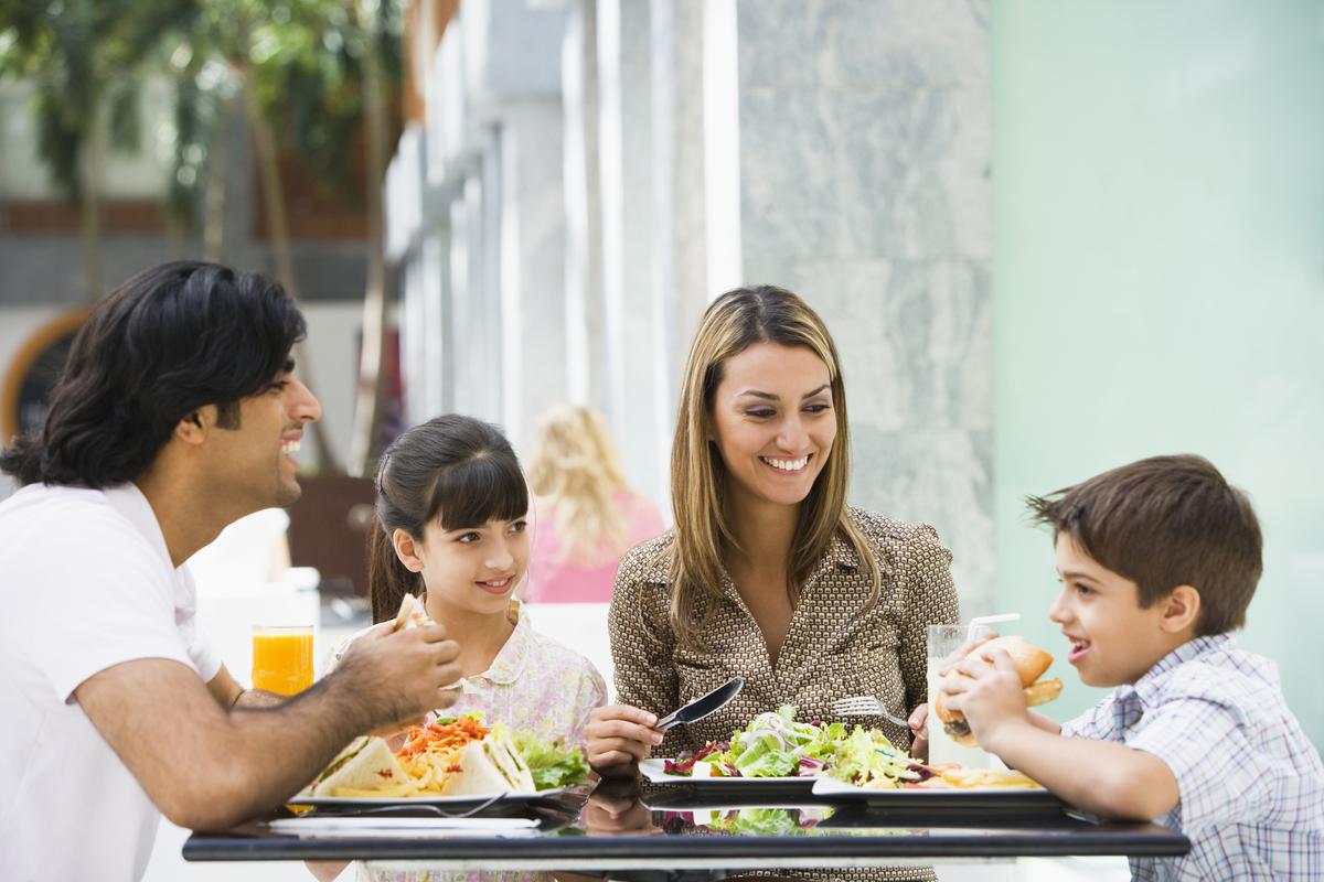 How to Eat Well on Your Next Family Vacation