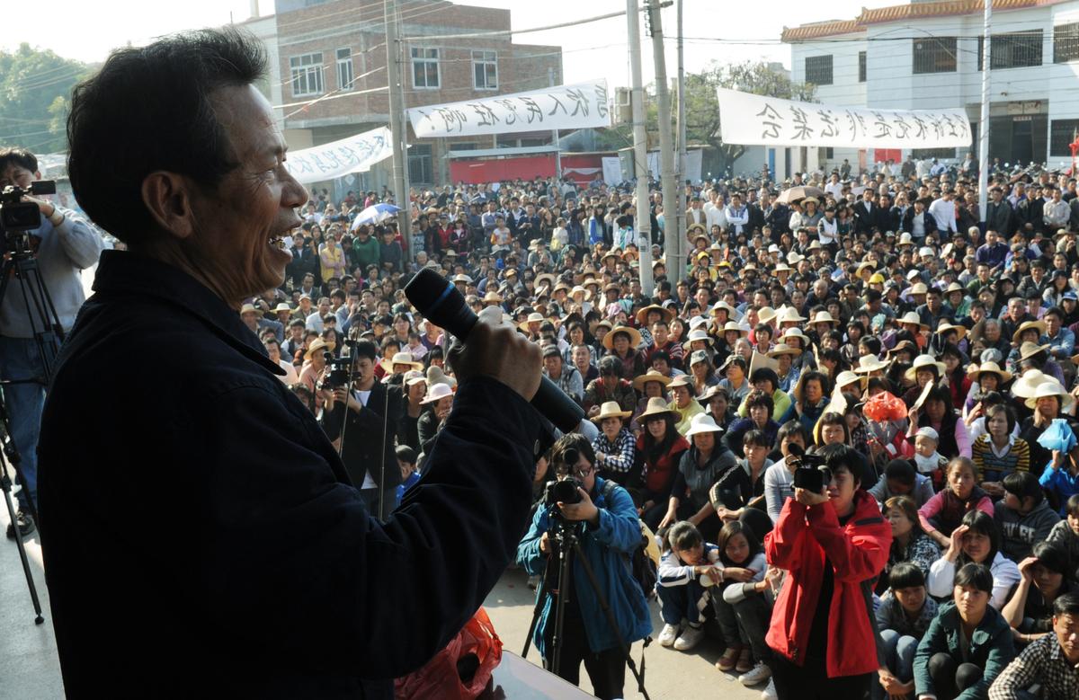 In China, Villagers Protest Trial as Their Chief Is Sentenced For Bribery