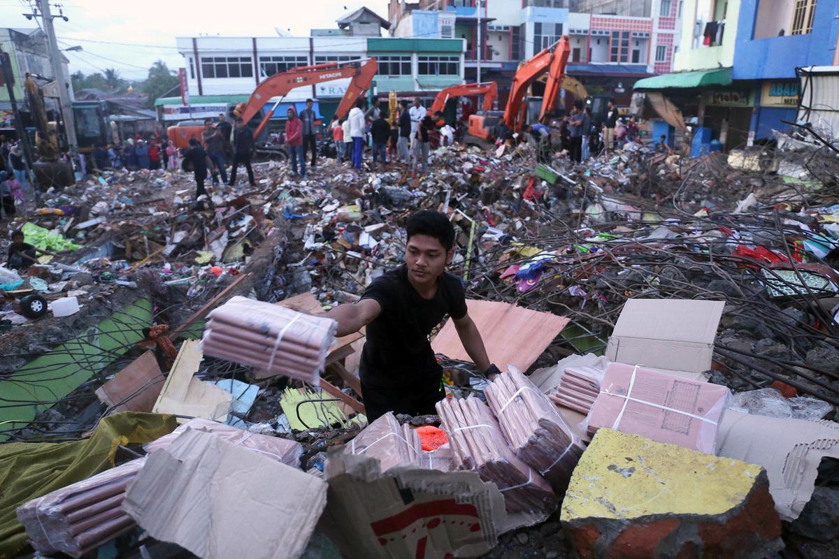 Aid Groups Descend on Indonesia Quake Zone; Deaths Reach 102