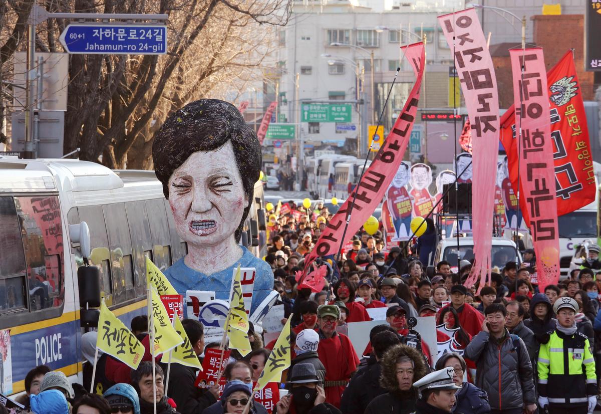 After Weeks of Protests, Crowds Celebrate Park’s Impeachment