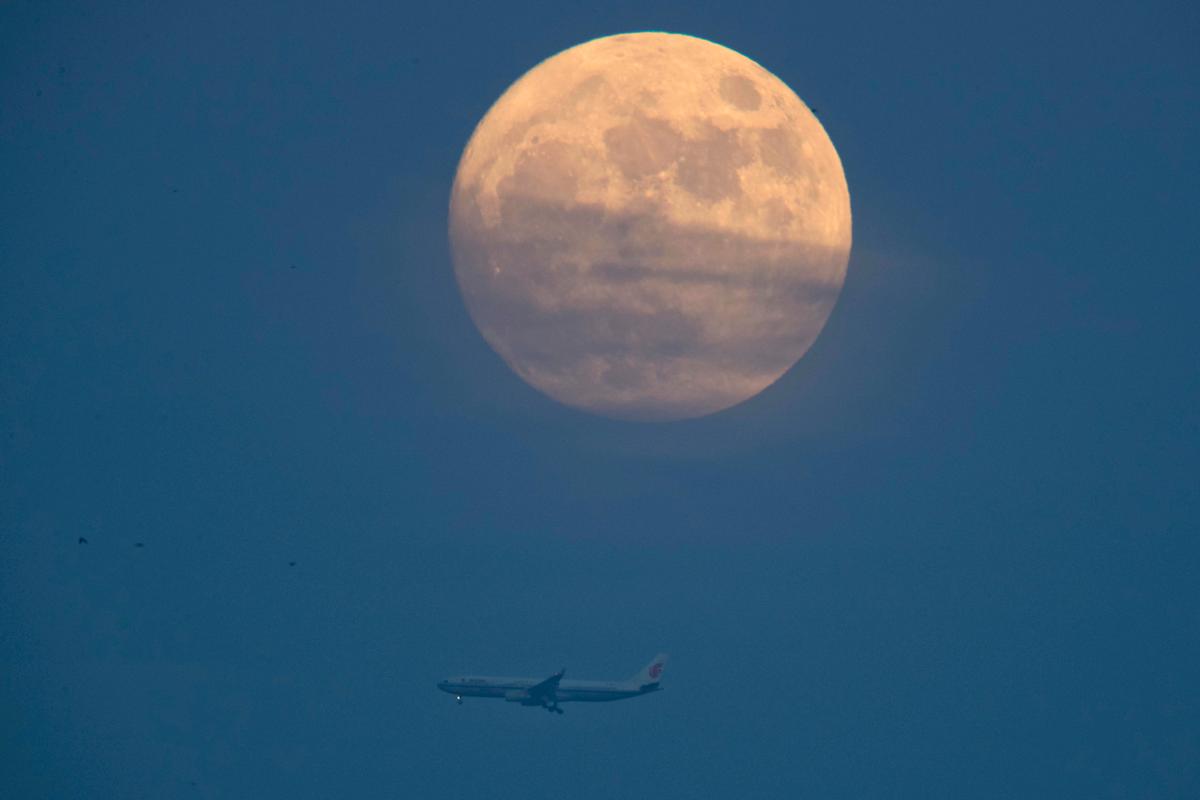 Chinese Treated to Clear Views of Another ‘Supermoon’