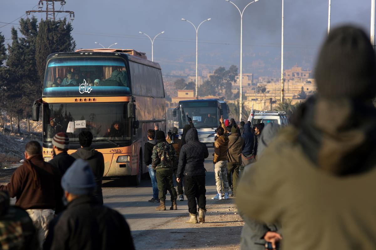 UN Approves Sending Monitors to Aleppo as Evacuations Resume