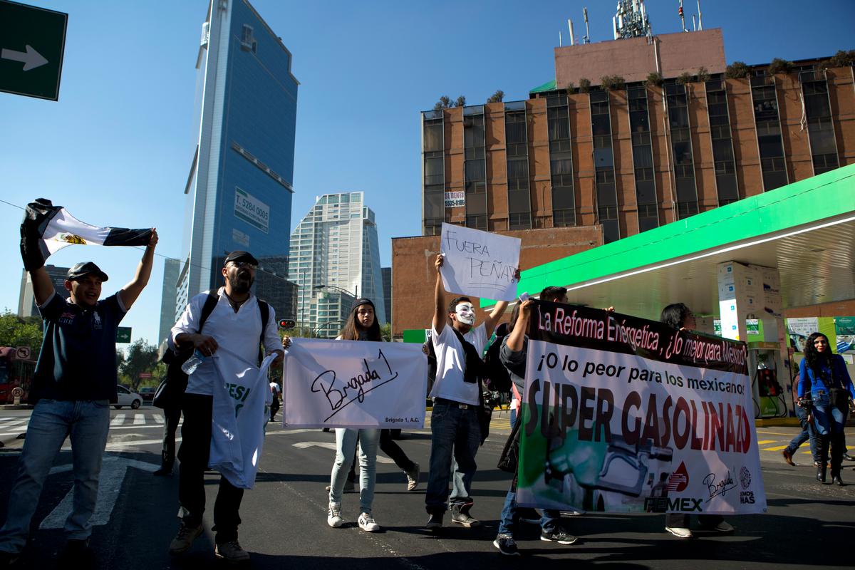 Mexicans Block Roads, Stations to Protest Gasoline Hikes